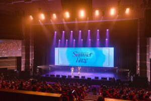 Wenny Lin Instagram - 2024 Soojin Fancon Tour <Summer Daze>穗珍首場台北粉絲見面會MC小紀錄 🧩💫💫💫

國中開始回到家必看人氣歌謠的我，總在和好朋友的交換日記中互相分享我們又被哪些閃閃發亮的偶像圈粉，一直到現在k-pop也始終會在我的音樂歌單中陪著我的生活日常，當然也幻想過有一天要和他們見面大聊天然後變朋友這種遙不可及的事（？）

謝謝機會、謝謝所有貴人的幫助，謝謝一切讓我相信小時候的白日夢總有一天還是會成真ㄉ✨又完成了一項人生夢想清單了🧾☑️ 

我的首場海外偶像粉絲見面會能服務到穗珍和酥糖真的是一件好開心的事，當我得知有這份工作機會開始，其實有很多時間一直質疑自己是不是能好好讓一切賓主盡歡；是不是能讓穗珍的首場台北見面會留下難忘的印象並讓酥糖們帶著滿滿的幸福感離開現場，做主持功課的過程中我更加了解穗珍，歐膩獨有的舞台魅力和反差萌不多說因為真的太閃亮ㄌ，同時也被她一路以來的勇敢和堅持給深深感動。

穗珍在回顧製作《Agassy》這張專輯的時候說過：「我認為那些好的歌曲總是圍繞著能引起共鳴的歌詞。」當天在演唱《bloodredroses🌹》時，台下的酥糖們把手機的光都打開，舞臺看上去的樣子我到現在都還覺得印象深刻，搭配這首歌想表達的那種「雖然受傷但仍努力讓燦爛壓過傷痕，用美麗的花瓣擁抱自己，溫柔的安慰自己。」 我相信穗珍是大力的被酥糖們擁抱了，她一定覺得自己不是孤單的！追海外的偶像想必對於久久一次的見面感到萬分珍惜，那天的我能見證到你們雙向奔赴的美好關係非常榮幸，你們真的都是彼此的光ㄛ！希望當天這個充飽電的夜晚，能讓你們在下次見到穗珍之前，更有力量的成為更好的自己，我相信這是追星最大的意義。

現在發文看到照片還是能感受到當天的幸福，酥糖們也有再一次回想起當天的感動嗎？

謝謝大家給我的回饋，雖然至今還是有點受寵若驚，但我真的很開心也很感謝！當然也會繼續努力進步，期待下次再為更多追星好友們服務🙏🏻

hair @zin_h.harley
makeup @ayanoyaya
Photographer：@shawnsun.photography 
Outfit：@sandroparis
#SandroParis