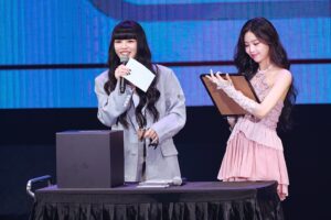 Wenny Lin Instagram - 2024 Soojin Fancon Tour <Summer Daze>穗珍首場台北粉絲見面會MC小紀錄 🧩💫💫💫

國中開始回到家必看人氣歌謠的我，總在和好朋友的交換日記中互相分享我們又被哪些閃閃發亮的偶像圈粉，一直到現在k-pop也始終會在我的音樂歌單中陪著我的生活日常，當然也幻想過有一天要和他們見面大聊天然後變朋友這種遙不可及的事（？）

謝謝機會、謝謝所有貴人的幫助，謝謝一切讓我相信小時候的白日夢總有一天還是會成真ㄉ✨又完成了一項人生夢想清單了🧾☑️ 

我的首場海外偶像粉絲見面會能服務到穗珍和酥糖真的是一件好開心的事，當我得知有這份工作機會開始，其實有很多時間一直質疑自己是不是能好好讓一切賓主盡歡；是不是能讓穗珍的首場台北見面會留下難忘的印象並讓酥糖們帶著滿滿的幸福感離開現場，做主持功課的過程中我更加了解穗珍，歐膩獨有的舞台魅力和反差萌不多說因為真的太閃亮ㄌ，同時也被她一路以來的勇敢和堅持給深深感動。

穗珍在回顧製作《Agassy》這張專輯的時候說過：「我認為那些好的歌曲總是圍繞著能引起共鳴的歌詞。」當天在演唱《bloodredroses🌹》時，台下的酥糖們把手機的光都打開，舞臺看上去的樣子我到現在都還覺得印象深刻，搭配這首歌想表達的那種「雖然受傷但仍努力讓燦爛壓過傷痕，用美麗的花瓣擁抱自己，溫柔的安慰自己。」 我相信穗珍是大力的被酥糖們擁抱了，她一定覺得自己不是孤單的！追海外的偶像想必對於久久一次的見面感到萬分珍惜，那天的我能見證到你們雙向奔赴的美好關係非常榮幸，你們真的都是彼此的光ㄛ！希望當天這個充飽電的夜晚，能讓你們在下次見到穗珍之前，更有力量的成為更好的自己，我相信這是追星最大的意義。

現在發文看到照片還是能感受到當天的幸福，酥糖們也有再一次回想起當天的感動嗎？

謝謝大家給我的回饋，雖然至今還是有點受寵若驚，但我真的很開心也很感謝！當然也會繼續努力進步，期待下次再為更多追星好友們服務🙏🏻

hair @zin_h.harley
makeup @ayanoyaya
Photographer：@shawnsun.photography 
Outfit：@sandroparis
#SandroParis