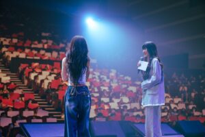 Wenny Lin Instagram - 2024 Soojin Fancon Tour <Summer Daze>穗珍首場台北粉絲見面會MC小紀錄 🧩💫💫💫

國中開始回到家必看人氣歌謠的我，總在和好朋友的交換日記中互相分享我們又被哪些閃閃發亮的偶像圈粉，一直到現在k-pop也始終會在我的音樂歌單中陪著我的生活日常，當然也幻想過有一天要和他們見面大聊天然後變朋友這種遙不可及的事（？）

謝謝機會、謝謝所有貴人的幫助，謝謝一切讓我相信小時候的白日夢總有一天還是會成真ㄉ✨又完成了一項人生夢想清單了🧾☑️ 

我的首場海外偶像粉絲見面會能服務到穗珍和酥糖真的是一件好開心的事，當我得知有這份工作機會開始，其實有很多時間一直質疑自己是不是能好好讓一切賓主盡歡；是不是能讓穗珍的首場台北見面會留下難忘的印象並讓酥糖們帶著滿滿的幸福感離開現場，做主持功課的過程中我更加了解穗珍，歐膩獨有的舞台魅力和反差萌不多說因為真的太閃亮ㄌ，同時也被她一路以來的勇敢和堅持給深深感動。

穗珍在回顧製作《Agassy》這張專輯的時候說過：「我認為那些好的歌曲總是圍繞著能引起共鳴的歌詞。」當天在演唱《bloodredroses🌹》時，台下的酥糖們把手機的光都打開，舞臺看上去的樣子我到現在都還覺得印象深刻，搭配這首歌想表達的那種「雖然受傷但仍努力讓燦爛壓過傷痕，用美麗的花瓣擁抱自己，溫柔的安慰自己。」 我相信穗珍是大力的被酥糖們擁抱了，她一定覺得自己不是孤單的！追海外的偶像想必對於久久一次的見面感到萬分珍惜，那天的我能見證到你們雙向奔赴的美好關係非常榮幸，你們真的都是彼此的光ㄛ！希望當天這個充飽電的夜晚，能讓你們在下次見到穗珍之前，更有力量的成為更好的自己，我相信這是追星最大的意義。

現在發文看到照片還是能感受到當天的幸福，酥糖們也有再一次回想起當天的感動嗎？

謝謝大家給我的回饋，雖然至今還是有點受寵若驚，但我真的很開心也很感謝！當然也會繼續努力進步，期待下次再為更多追星好友們服務🙏🏻

hair @zin_h.harley
makeup @ayanoyaya
Photographer：@shawnsun.photography 
Outfit：@sandroparis
#SandroParis