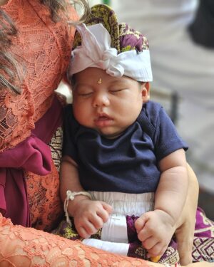 Westny Dj Instagram - 42 har KiaLo Gutanadja kmu menjalani hidup di Bumi.. Bulan Pitung Dina dalam adat Bali mempunyai makna penting bagi Bayi,upacara pembersihan jiwa seorang bayi dari berbagai pengaruh roh jahat but it goes for the mom too, utk pembersihan noda dan kotoran perbuatan tercela yang telah dilakukan🙏🏻.
This ceremony dilakukan pas 42 hari tali pusar bayi sudah putus, lapisan kulit yang tipis sudah berganti, peredaran darah dan konsumsi makanan sudah lancar spy keringat, air mata, ludah, kencing, dan kotoran sudah keluar. Kalo utk aku, aliran kotor dalam rahim sudah berhenti in 6 weeks! Dan Upacara ini sebagai wujud rasa terima kasih kepada Nyama Bajang karena telah menjaga bayi dalam kandungan😍❤️
selamat 42 Hari Kialo.. counting on🫶🏻

#adatbali #ceremony #42haribayi #bayi #baby #tradition #adat #bali #upacara #bulanpitungdina #tutugkambuhan