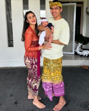 Westny Dj Instagram - 42 har KiaLo Gutanadja kmu menjalani hidup di Bumi.. Bulan Pitung Dina dalam adat Bali mempunyai makna penting bagi Bayi,upacara pembersihan jiwa seorang bayi dari berbagai pengaruh roh jahat but it goes for the mom too, utk pembersihan noda dan kotoran perbuatan tercela yang telah dilakukan🙏🏻.
This ceremony dilakukan pas 42 hari tali pusar bayi sudah putus, lapisan kulit yang tipis sudah berganti, peredaran darah dan konsumsi makanan sudah lancar spy keringat, air mata, ludah, kencing, dan kotoran sudah keluar. Kalo utk aku, aliran kotor dalam rahim sudah berhenti in 6 weeks! Dan Upacara ini sebagai wujud rasa terima kasih kepada Nyama Bajang karena telah menjaga bayi dalam kandungan😍❤️
selamat 42 Hari Kialo.. counting on🫶🏻

#adatbali #ceremony #42haribayi #bayi #baby #tradition #adat #bali #upacara #bulanpitungdina #tutugkambuhan