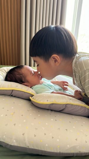 Westny Dj Instagram - Bisa di bilang Postpartum dan menghandle anak at the same time adalah waktu yg paling berat buat smwa wanita umumnya, mental orang beda2 kekuatanya, either kuat di fisik lemah di mental or sebaliknya, dan di waktu2 seperti ini it is not something yg di anggap sepele.
Segala perubahan yg ga mudah di cerna or diterima dengan cepat utk stiap moms, recovery badan aja blm tuntas, tp suka mikir kekuatan dari mana utk tetap bsa urus anak dalam keadaan badan bobrok sekalipun.
Kadang ngrasa it is unfair, knp harus perempuan yg ngrasain pain dan menjalani semuanya.. tp di balik renungan itu, ada kesadaran yg jd self reminder bahwa Tuhan kasih kita privilege utk kita para moms should be proud dimana tubuh kita sekuat itu, fisik kita sekuat itu utk jalani semuanya dengan keadaan apapun..ga bisa berhenti ngmng salut untuk para ibu dan Terima kasih sudah banyak memberikan inspirasi serta memberi makna arti kualitas hidup.
Di hari itu aku banyak refleksi diri, pedoman hidup yg kita jalani bukan sekedar kebahagiaan, tetapi bagaimana kita menjalani hidup dengan penuh kesiapan sebagai seorang ibu.. karena wanitalah definisi dari memberikan kehidupan yg Tuhan titipkan.. skg aku ngerti Fakta kodrat wanita itu apa.

#mom #momlife #proudmom #bangkit #kuat #support #supportwomen #womenempoweringwomen #selflove