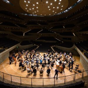 Wiener Philharmoniker Instagram - Impressions from our first tour stop with conductor @lorenzoviotti at the @elbphilharmonie Hamburg! ⚓️🎶

Next stop: @koelnerphilharmonie ✨
.
.
.
#ViennaPhilharmonic #LorenzoViotti #vpontour #RimskyKorsakov #Rachmaninoff #Dvořák #ClassicalMusic
📸: Wiener Philharmoniker / Benedikt Dinkhauser