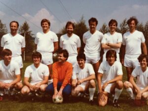 Wiener Philharmoniker Instagram - ⚽️ As UEFA EURO 2024 kicks off today, we’re sharing a throwback to our orchestra's football team from 1985 and now! 
Can you name some of the players/musicians? 

We wish all the participating teams a fantastic tournament! 🏆
.
.
.
#ViennaPhilharmonic #UEFAEURO2024 #OrchestraLife #FootballFever #ViennaOrchestra  #Vienna
📸: 1985 - privat / 2022 - Filip Waldmann