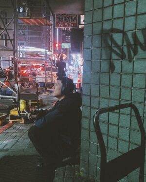Will Or Instagram - 怎說呢？我很愛《破浪男女》的劇本，從導演給我uberdick的人物小傳開始，我能感受uberdick。這麽愛才敢還未定演員時大放厥詞跟導演說「不要管我準備多久，我就是要這角色。」其實，說後十五十六，怕太狂妄，太沒禮貌，幸好導演不介意這面向的我，謝。
.
拍攝時，盒子開了鎖，聽low roar，聽那我懂，聽原諒我不明白你的悲傷，都在聽那些呢喃這種那種情愛慾望自我糾纏的歌，挺適合uberdick的。皮衣下他殘破不堪、缺愛、到處扭計像個小孩。我在想，他曾期盼被扯破頭罩嗎？他害怕什麽？你又能確定看後，能保證不被嚇走嗎？真刺激，俄羅斯輪盤。
.
比起膠衣繩縛等技術上的難度，温柔的慈悲更可怕，兩條線終究相遇了，十五分鐘的相遇，必然的只有十五分鐘。
.
導演道行較高，愛來過就等於擁有。
.
uberdick悟性較高，知道縛著自己的是自己，伸手施魔法的也只能是自己。也許，於他，被愛的感覺是自身想要為一個人付出，愛意能被接受，那就是他感覺到愛的時候。我想。
.
有些劇本，太喜歡，只敢捧在手心上，輕輕的不敢動他一分，怕自己做不好會玷污什麼的，卻又欲欲想試，遊走那鋼線中。「這場戲你演的是悲傷，但應該不只有悲傷吧。」導演曾說。「嗯，我想也是。」心裡回應著。
.
這劇組真的寵愛著演員。謝謝。
.
這真的是純度100%的純愛電影，信我。
.
#破浪男女