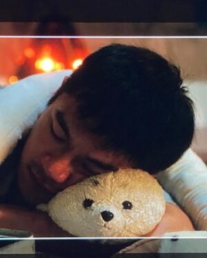 Will Or Instagram - 怎說呢？我很愛《破浪男女》的劇本，從導演給我uberdick的人物小傳開始，我能感受uberdick。這麽愛才敢還未定演員時大放厥詞跟導演說「不要管我準備多久，我就是要這角色。」其實，說後十五十六，怕太狂妄，太沒禮貌，幸好導演不介意這面向的我，謝。
.
拍攝時，盒子開了鎖，聽low roar，聽那我懂，聽原諒我不明白你的悲傷，都在聽那些呢喃這種那種情愛慾望自我糾纏的歌，挺適合uberdick的。皮衣下他殘破不堪、缺愛、到處扭計像個小孩。我在想，他曾期盼被扯破頭罩嗎？他害怕什麽？你又能確定看後，能保證不被嚇走嗎？真刺激，俄羅斯輪盤。
.
比起膠衣繩縛等技術上的難度，温柔的慈悲更可怕，兩條線終究相遇了，十五分鐘的相遇，必然的只有十五分鐘。
.
導演道行較高，愛來過就等於擁有。
.
uberdick悟性較高，知道縛著自己的是自己，伸手施魔法的也只能是自己。也許，於他，被愛的感覺是自身想要為一個人付出，愛意能被接受，那就是他感覺到愛的時候。我想。
.
有些劇本，太喜歡，只敢捧在手心上，輕輕的不敢動他一分，怕自己做不好會玷污什麼的，卻又欲欲想試，遊走那鋼線中。「這場戲你演的是悲傷，但應該不只有悲傷吧。」導演曾說。「嗯，我想也是。」心裡回應著。
.
這劇組真的寵愛著演員。謝謝。
.
這真的是純度100%的純愛電影，信我。
.
#破浪男女