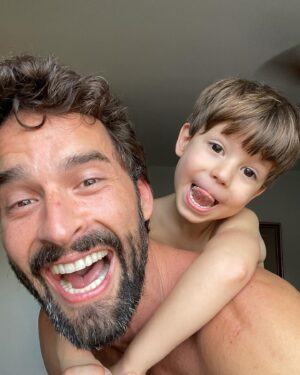 Willian Mello Instagram - Sou tão afortunado. Obrigado papai do céu por me abençoar tanto. Dia das mães antecipado. #famiglia 💚