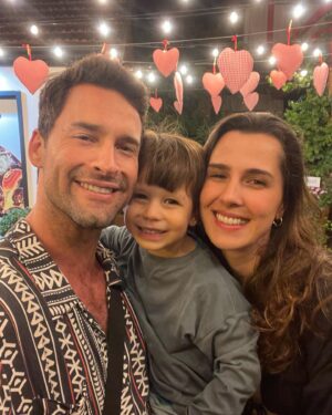 Willian Mello Instagram - Algumas fotos do nosso Natal em Gramado. Demorei um pouco pra postar porque tô aproveitando mais o momento do que o celular… mas aproveito pra desejar Feliz Natal atrasado a todos que me acompanham, minha família e meus amigos. Aproveito também pra agradecer a toda família Mella por nos receber e acolher tão bem. 💞 Teve muitos momentos e lugares lindos que não estão neste carrossel, mas ficam em nossas memórias. 🙏🏼🎄✨ #natal2023