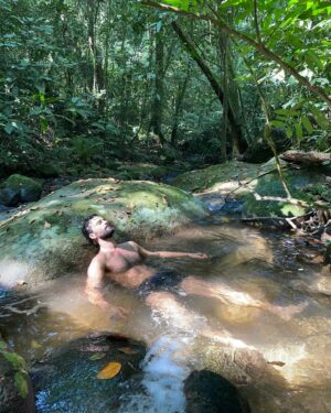 Willian Mello Instagram - Hoje decidi entrar em contato com a natureza, me conectar com sua grandeza e força. Pedi a ela desculpas por tanto desrespeito e falta de consciência de nós humanos. Se cada um fizesse sua parte, os efeitos negativos e estrondosos que estão acontecendo, talvez pudessem ser evitados. Orei por todos que estão em estado de emergência no Rio Grande do Sul, pedindo a Deus que dê força e alivio. Oremos por eles! 🙏🏼💚