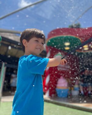 Willian Mello Instagram - Algumas fotos do nosso Natal em Gramado. Demorei um pouco pra postar porque tô aproveitando mais o momento do que o celular… mas aproveito pra desejar Feliz Natal atrasado a todos que me acompanham, minha família e meus amigos. Aproveito também pra agradecer a toda família Mella por nos receber e acolher tão bem. 💞 Teve muitos momentos e lugares lindos que não estão neste carrossel, mas ficam em nossas memórias. 🙏🏼🎄✨ #natal2023