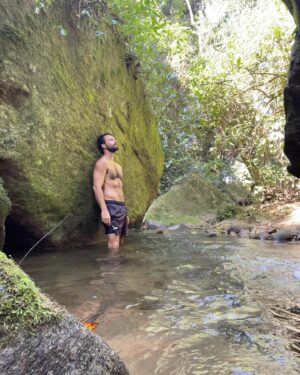 Willian Mello Instagram - Hoje decidi entrar em contato com a natureza, me conectar com sua grandeza e força. Pedi a ela desculpas por tanto desrespeito e falta de consciência de nós humanos. Se cada um fizesse sua parte, os efeitos negativos e estrondosos que estão acontecendo, talvez pudessem ser evitados. Orei por todos que estão em estado de emergência no Rio Grande do Sul, pedindo a Deus que dê força e alivio. Oremos por eles! 🙏🏼💚