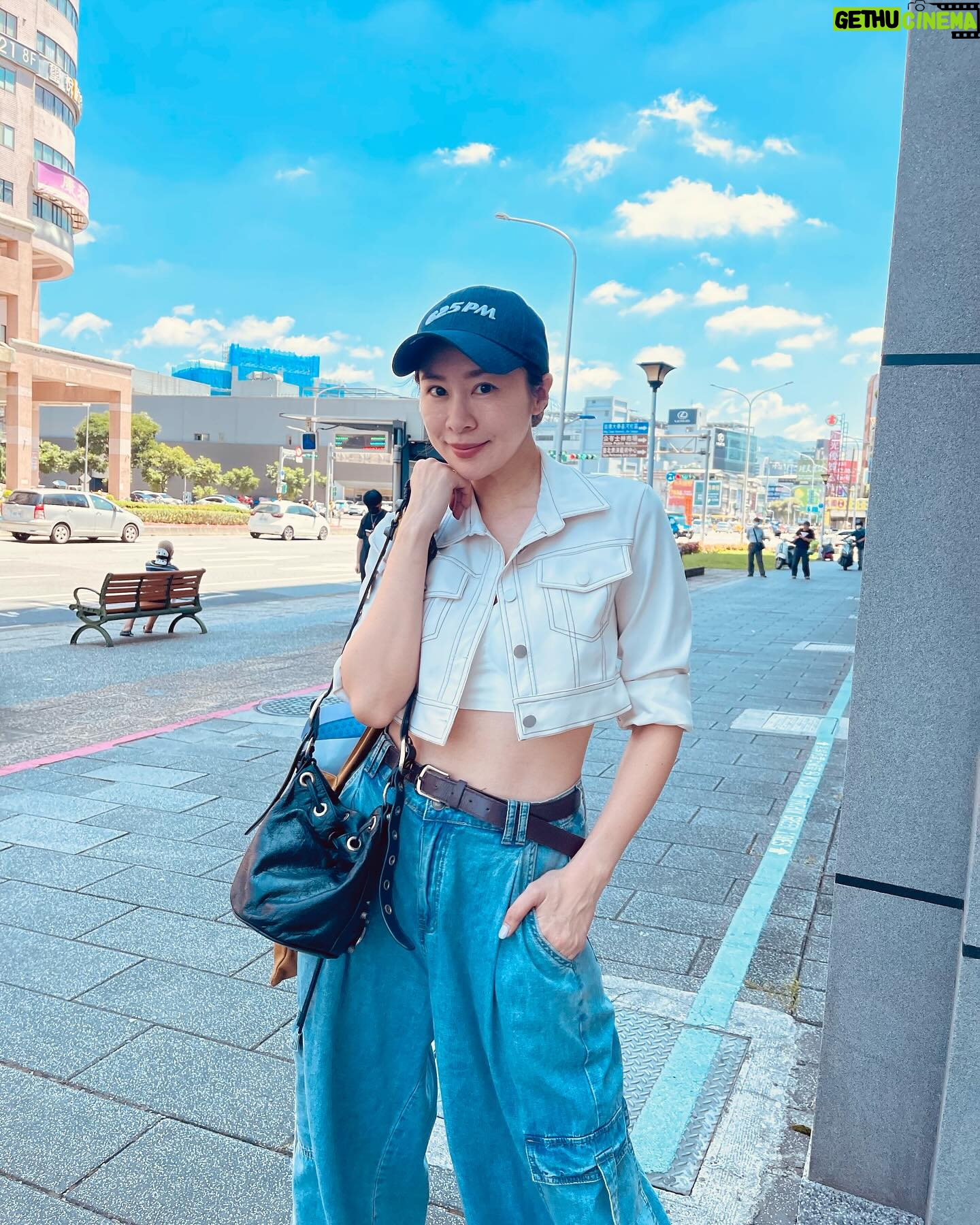 Windie Chang - 1K Likes - 今天帶著阿寶來辦業務❤️當然阿寶小小神攝手是一定要幫媽咪拍拍啦👧🏻
#阿寶幫媽咪拍的街頭照
#謝謝大家對{媽媽的蔭瓜肉}的支持跟喜愛☺️我都看到雙平台的留言跟按讚啦😊我會繼續帶來我的「料理」(歌曲🎶)撫慰每一位食客的嘴巴(耳朵)