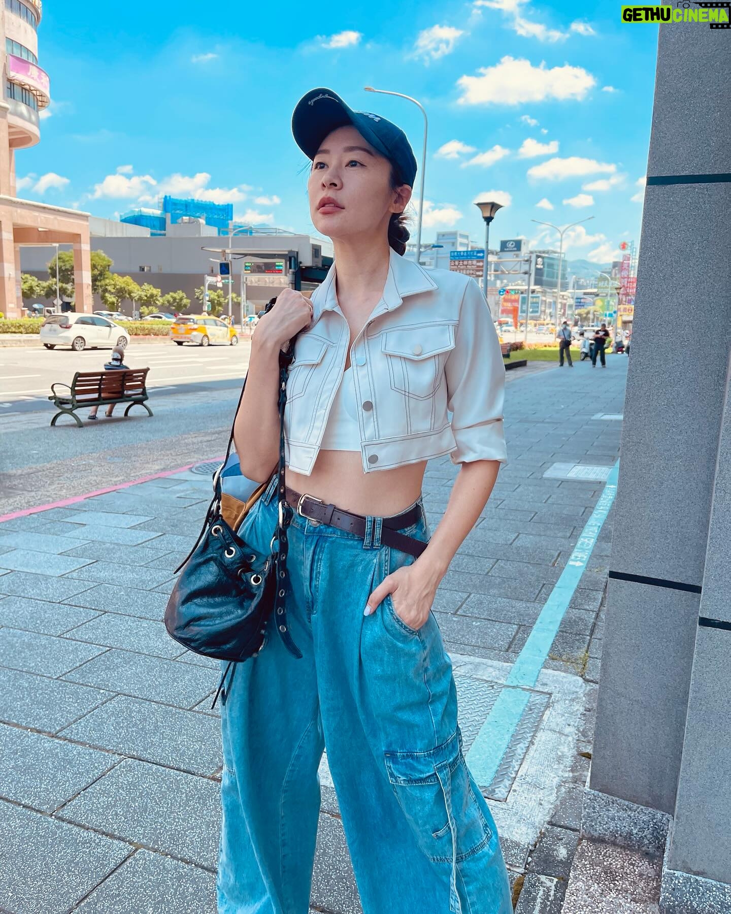 Windie Chang - 1K Likes - 今天帶著阿寶來辦業務❤️當然阿寶小小神攝手是一定要幫媽咪拍拍啦👧🏻
#阿寶幫媽咪拍的街頭照
#謝謝大家對{媽媽的蔭瓜肉}的支持跟喜愛☺️我都看到雙平台的留言跟按讚啦😊我會繼續帶來我的「料理」(歌曲🎶)撫慰每一位食客的嘴巴(耳朵)