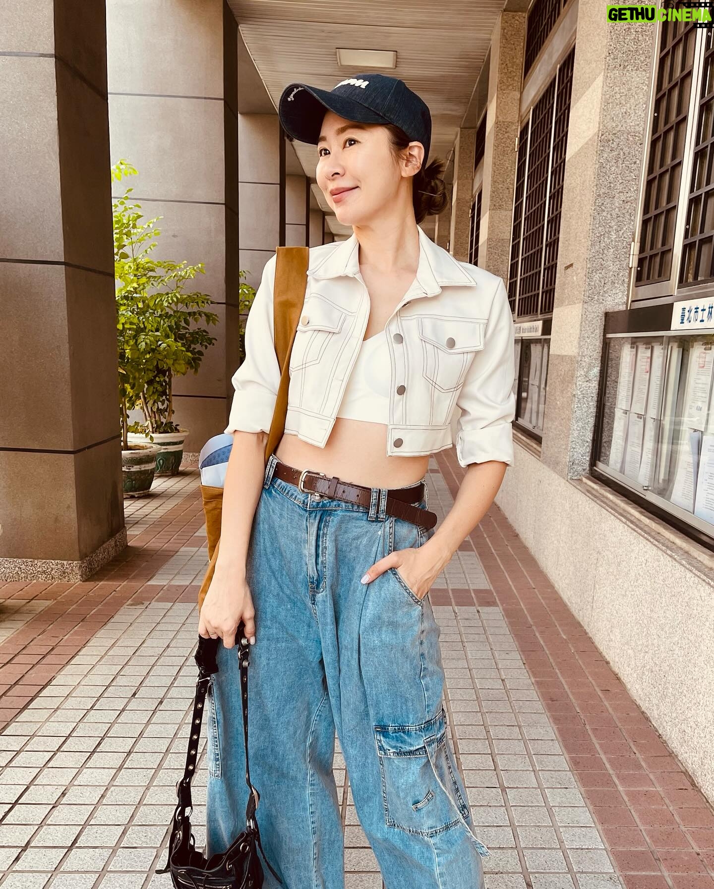 Windie Chang - 1K Likes - 今天帶著阿寶來辦業務❤️當然阿寶小小神攝手是一定要幫媽咪拍拍啦👧🏻
#阿寶幫媽咪拍的街頭照
#謝謝大家對{媽媽的蔭瓜肉}的支持跟喜愛☺️我都看到雙平台的留言跟按讚啦😊我會繼續帶來我的「料理」(歌曲🎶)撫慰每一位食客的嘴巴(耳朵)