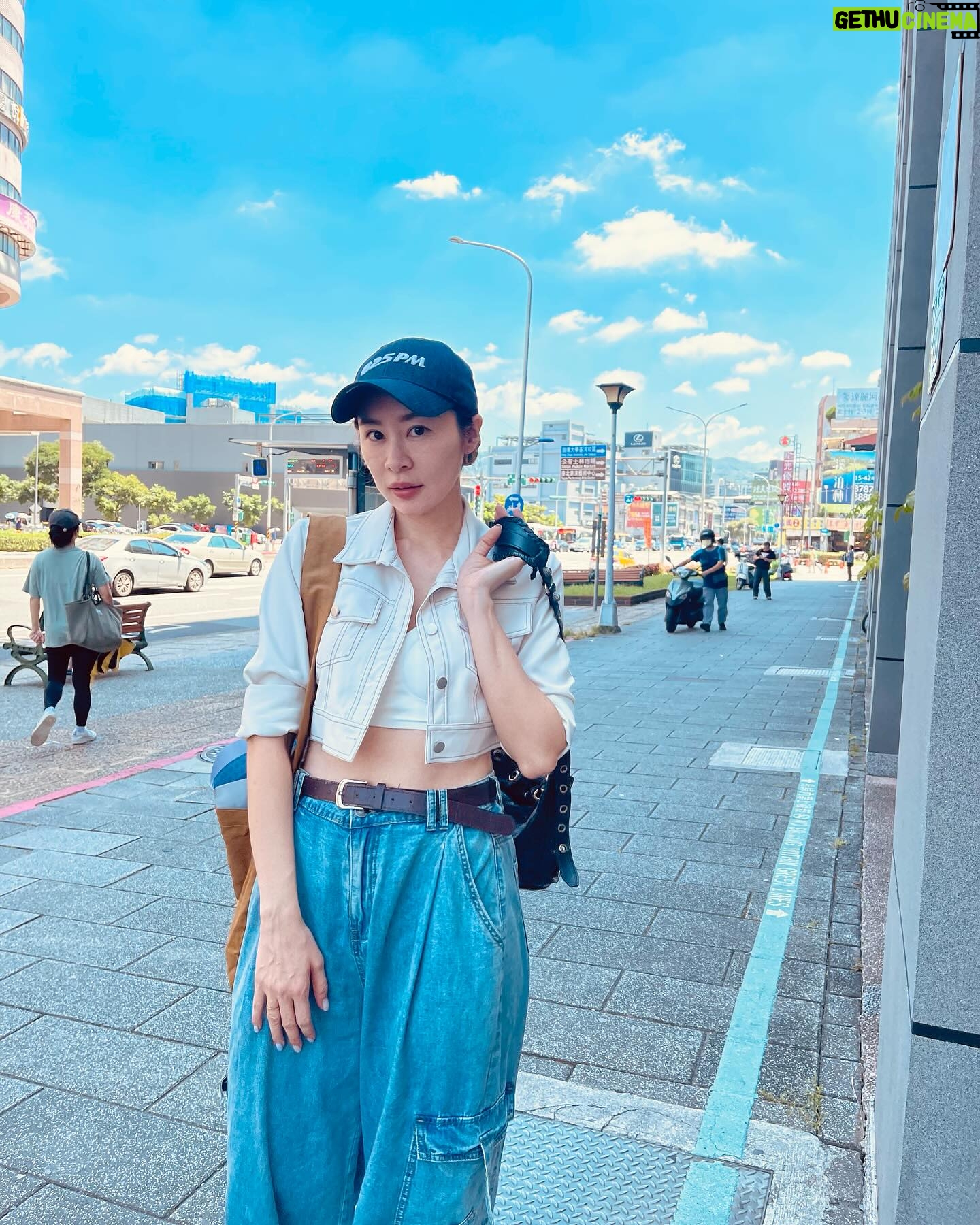 Windie Chang - 1K Likes - 今天帶著阿寶來辦業務❤️當然阿寶小小神攝手是一定要幫媽咪拍拍啦👧🏻
#阿寶幫媽咪拍的街頭照
#謝謝大家對{媽媽的蔭瓜肉}的支持跟喜愛☺️我都看到雙平台的留言跟按讚啦😊我會繼續帶來我的「料理」(歌曲🎶)撫慰每一位食客的嘴巴(耳朵)