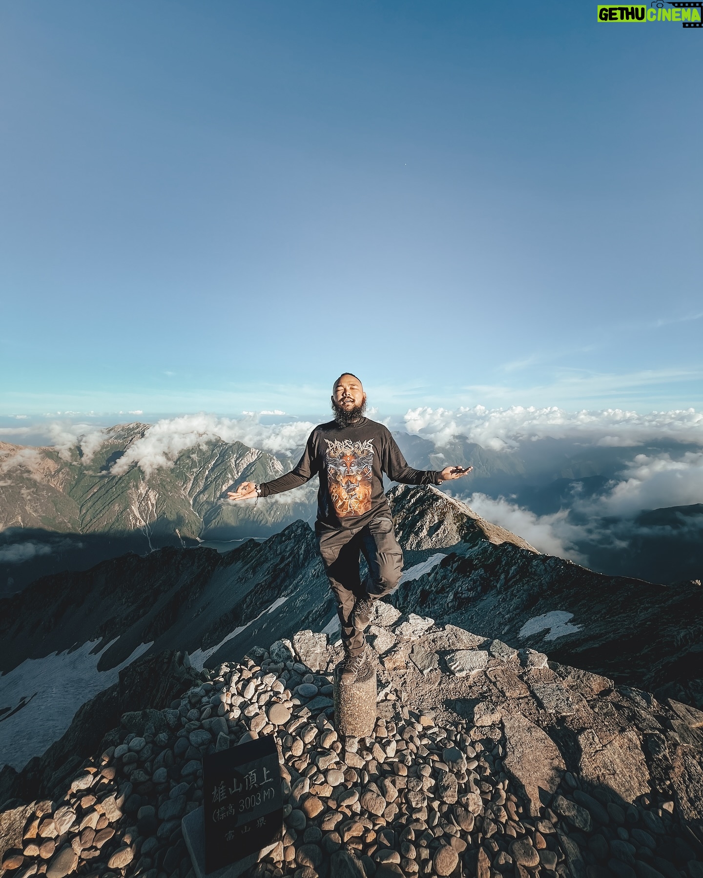 Wira Nagara - 49.8K Likes - Menapaki puncak di seberang, melengkapi puing yang hilang; Menyalakan yang hampir padam, membangunkan yang lama terpendam.
.
Debar itu: merekatkan langkah dan bebatuan, menunjukkan arah dan pemandangan. Terjal menjulang adalah jalurnya, elok cemerlang adalah ujungnya. Terjalin menjadi irama dalam hangatnya bercengkerama di Tateyama.
.
Maka selagi api itu belum redup, kembalilah pada hal-hal yang membuatmu hidup.
.
.
.
Terima kasih ajakan pendakiannya @wawan_nucho dan kawan semua, sungguh membangkitkan semangat atas sebuah masa 🤝🏻
.
📸: @clx037 & @arif__rahman96 // #tateyama #mountoyama #3003mdpl #nakaniikawa #toyama #tateyamakurobealpineroute #japan