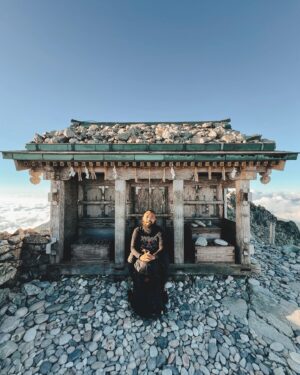 Wira Nagara Instagram - Menapaki puncak di seberang, melengkapi puing yang hilang; Menyalakan yang hampir padam, membangunkan yang lama terpendam.
.
Debar itu: merekatkan langkah dan bebatuan, menunjukkan arah dan pemandangan. Terjal menjulang adalah jalurnya, elok cemerlang adalah ujungnya. Terjalin menjadi irama dalam hangatnya bercengkerama di Tateyama.
.
Maka selagi api itu belum redup, kembalilah pada hal-hal yang membuatmu hidup.
.
.
.
Terima kasih ajakan pendakiannya @wawan_nucho dan kawan semua, sungguh membangkitkan semangat atas sebuah masa 🤝🏻
.
📸: @clx037 & @arif__rahman96 // #tateyama #mountoyama #3003mdpl #nakaniikawa #toyama #tateyamakurobealpineroute #japan