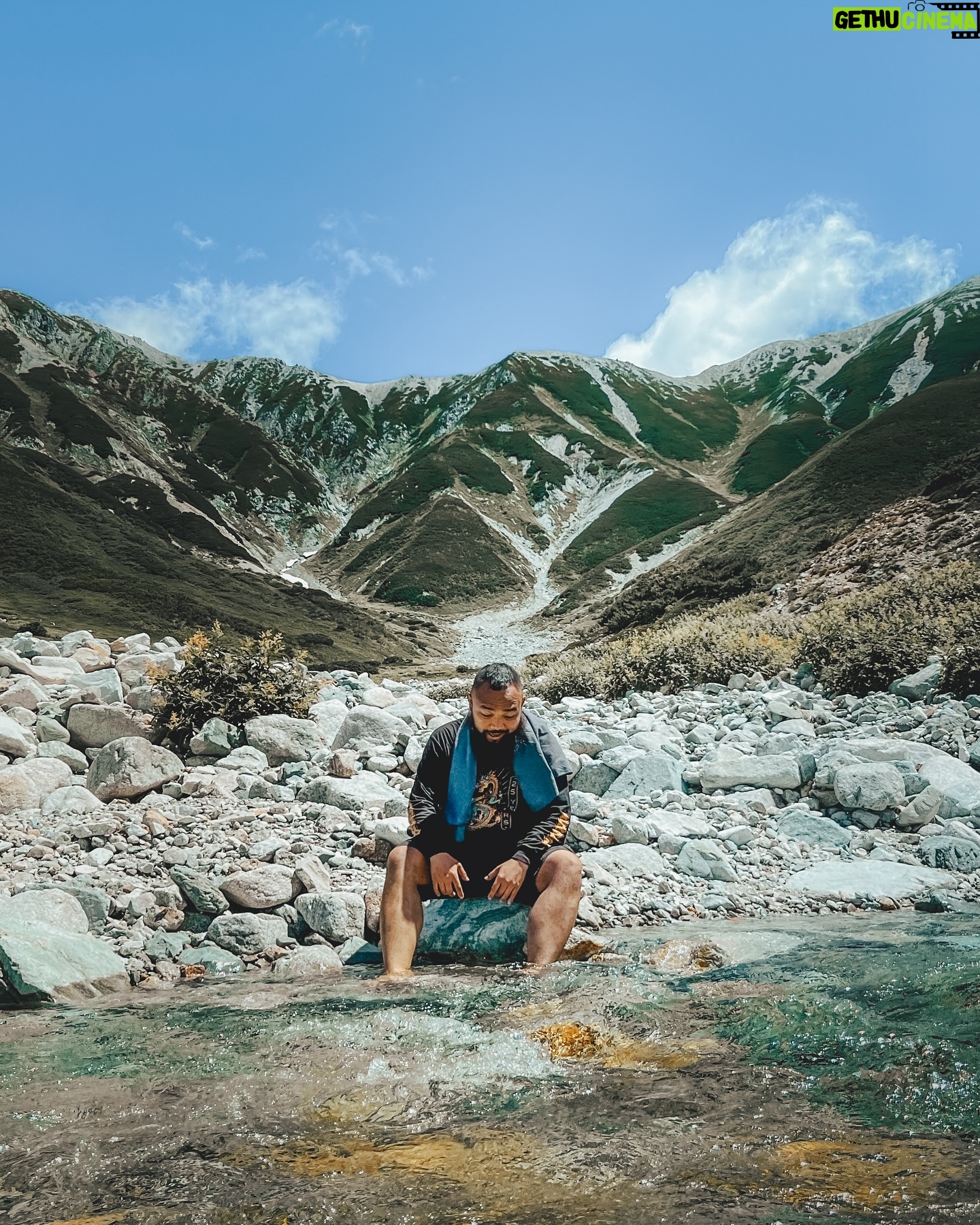 Wira Nagara - 49.8K Likes - Menapaki puncak di seberang, melengkapi puing yang hilang; Menyalakan yang hampir padam, membangunkan yang lama terpendam.
.
Debar itu: merekatkan langkah dan bebatuan, menunjukkan arah dan pemandangan. Terjal menjulang adalah jalurnya, elok cemerlang adalah ujungnya. Terjalin menjadi irama dalam hangatnya bercengkerama di Tateyama.
.
Maka selagi api itu belum redup, kembalilah pada hal-hal yang membuatmu hidup.
.
.
.
Terima kasih ajakan pendakiannya @wawan_nucho dan kawan semua, sungguh membangkitkan semangat atas sebuah masa 🤝🏻
.
📸: @clx037 & @arif__rahman96 // #tateyama #mountoyama #3003mdpl #nakaniikawa #toyama #tateyamakurobealpineroute #japan