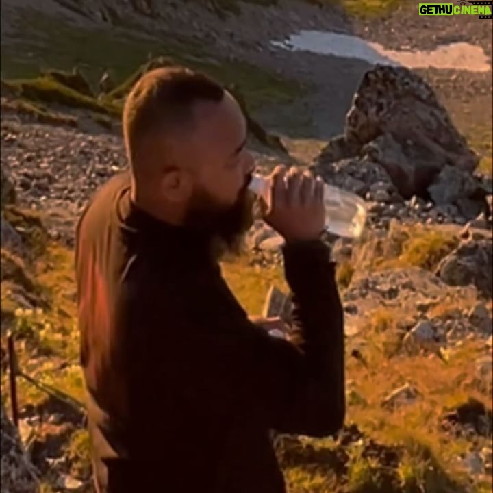 Wira Nagara - 49.8K Likes - Menapaki puncak di seberang, melengkapi puing yang hilang; Menyalakan yang hampir padam, membangunkan yang lama terpendam.
.
Debar itu: merekatkan langkah dan bebatuan, menunjukkan arah dan pemandangan. Terjal menjulang adalah jalurnya, elok cemerlang adalah ujungnya. Terjalin menjadi irama dalam hangatnya bercengkerama di Tateyama.
.
Maka selagi api itu belum redup, kembalilah pada hal-hal yang membuatmu hidup.
.
.
.
Terima kasih ajakan pendakiannya @wawan_nucho dan kawan semua, sungguh membangkitkan semangat atas sebuah masa 🤝🏻
.
📸: @clx037 & @arif__rahman96 // #tateyama #mountoyama #3003mdpl #nakaniikawa #toyama #tateyamakurobealpineroute #japan