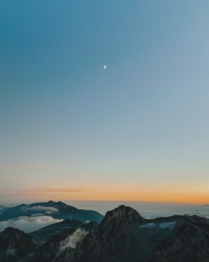 Wira Nagara Instagram - Menapaki puncak di seberang, melengkapi puing yang hilang; Menyalakan yang hampir padam, membangunkan yang lama terpendam.
.
Debar itu: merekatkan langkah dan bebatuan, menunjukkan arah dan pemandangan. Terjal menjulang adalah jalurnya, elok cemerlang adalah ujungnya. Terjalin menjadi irama dalam hangatnya bercengkerama di Tateyama.
.
Maka selagi api itu belum redup, kembalilah pada hal-hal yang membuatmu hidup.
.
.
.
Terima kasih ajakan pendakiannya @wawan_nucho dan kawan semua, sungguh membangkitkan semangat atas sebuah masa 🤝🏻
.
📸: @clx037 & @arif__rahman96 // #tateyama #mountoyama #3003mdpl #nakaniikawa #toyama #tateyamakurobealpineroute #japan