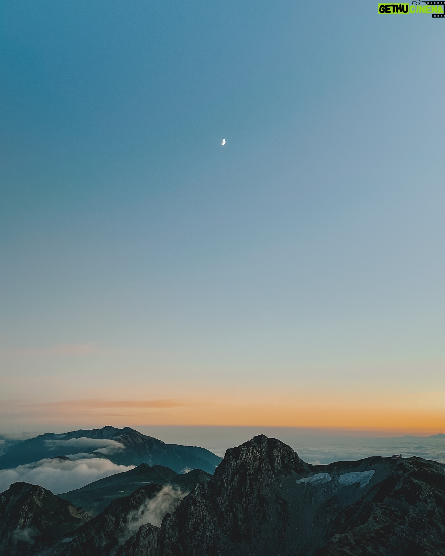 Wira Nagara - 49.8K Likes - Menapaki puncak di seberang, melengkapi puing yang hilang; Menyalakan yang hampir padam, membangunkan yang lama terpendam.
.
Debar itu: merekatkan langkah dan bebatuan, menunjukkan arah dan pemandangan. Terjal menjulang adalah jalurnya, elok cemerlang adalah ujungnya. Terjalin menjadi irama dalam hangatnya bercengkerama di Tateyama.
.
Maka selagi api itu belum redup, kembalilah pada hal-hal yang membuatmu hidup.
.
.
.
Terima kasih ajakan pendakiannya @wawan_nucho dan kawan semua, sungguh membangkitkan semangat atas sebuah masa 🤝🏻
.
📸: @clx037 & @arif__rahman96 // #tateyama #mountoyama #3003mdpl #nakaniikawa #toyama #tateyamakurobealpineroute #japan
