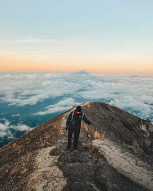 Wira Nagara Instagram - Berdiri megah menolak kalah: gema lantang pancar terang, gagah tantang nyala perang. Sirna perlahan ditelan kenyataan. Bahwa tergesa kerap merusak asa, lupa menguasai diri, luka yang sengaja dibuat sendiri.
.
Hanya agar hati berhenti mengingat, jiwa dipaksa keras bersemangat. Untuk apa? Agar rela? Egois. Tak melihat kapasitas, hanya menakar sebatas pantas. Bukankah keikhlasan tentang pelepasan, bukan pemaksaan?
.
Kalimat itu menggaung, luruh merenung di Agung. Menjadi tanya dengan jawaban yang tak perlu dipaksa. Sebab semua akan berotasi layaknya mentari. Kelak ia berganti menghampiri, melengkapi sebagai cahaya yang menyinari.
.
.
.
📸: @kipliruli & @anang_k // #gunungagung #3142mdpl #karangasem #bali #indonesia
