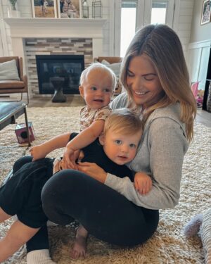 Witney Carson Instagram - Saw our long distance girlfriends today 🫶🏼😍 @lindsarnold