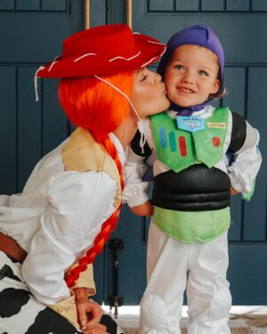 Witney Carson Instagram - McAllister Halloween 2023 👻🎃The festivities have begun! Leo has been obsessed with Toy Story so of course we were all his favorite characters! So much fun!! The last photo I cannot handle 🥹 Can’t wait to see all your costumes this year! 

#halloween #halloweencostumes #halloween2023 #toystory #toystorycostumes