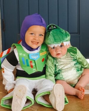 Witney Carson Instagram - McAllister Halloween 2023 👻🎃The festivities have begun! Leo has been obsessed with Toy Story so of course we were all his favorite characters! So much fun!! The last photo I cannot handle 🥹 Can’t wait to see all your costumes this year! 

#halloween #halloweencostumes #halloween2023 #toystory #toystorycostumes