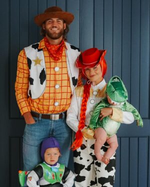Witney Carson Instagram - McAllister Halloween 2023 👻🎃The festivities have begun! Leo has been obsessed with Toy Story so of course we were all his favorite characters! So much fun!! The last photo I cannot handle 🥹 Can’t wait to see all your costumes this year! 

#halloween #halloweencostumes #halloween2023 #toystory #toystorycostumes