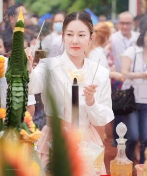 Woranuch Bhirombhakdi Instagram - บุญเหลือเกิน … พิธีพุทธาภิเษกเหรียญ #ยอดเศรษฐี ได้มาจัดที่วัดพระธาตุพนม ซึ่งเป็นพระธาตุประจำวันเกิด ปีวอก ซึ่งตรงกับปีเกิดเลย 🙇‍♀️🙇‍♀️🙇‍♀️

ขอบุญกุศลและคำอธิษฐานในวันนี้ส่งถึงกัลยาณมิตรทุกท่านนะคะ รวมถึง เด็กลิง ทุกคนเลยค่ะ 🐒 

ขอบคุณ #สามสิงห์อมูเลท #สิงห์อาสา และทีมหลังบ้านทุกคนนะคะ ที่ทำให้งานนี้เกิดขึ้นอย่างสมบูรณ์แบบ 🫶🏻

ขอบคุณรูปสวยสวยจากพี่ากล้องทุกคนด้วยค่า 🙏🏻

ปล.หลวงปู่บอกว่า UNIVERSE 🙇‍♀️ 

3 สิงหาคม 2567