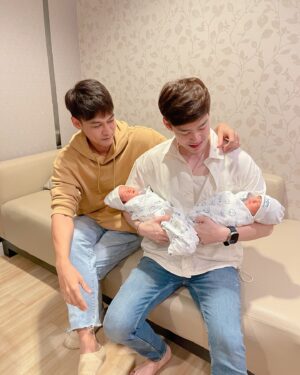 Worrawech Danuwong Instagram - คุณพ่อมืออาชีพเค้าแวะมาคายวิชาให้คุณพ่อมือใหม่ครับ แต่ดูไหล่เกร็งๆเหมือนกันนะพี่🤣 @beamkawee