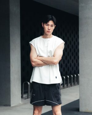 Wu Duke Instagram - 睡不著的深夜限定～
.
.
.
.
.
.
.
.
.
.
.
（放心絕對沒有你想要的那種照片）
為了去補辦護照！今天起了一個超級大早☀️⋯到了中午把所有代辦事項全都搞定之後，立馬返家睡午覺，然後醒來已經天黑了🌙～現在精神還很好🫠在線求解怎麼辦⋯

👕🩳 @ilusportswear