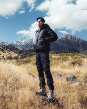 Wu Duke Instagram - 登爬 Tasman Glacier「塔斯曼冰川」在登山口整裝吃午餐時看的就是這個景色（當時真的是坐在路邊看著這片風景吃便當！有夠奢侈！）。
便當才吞沒兩口就按耐不住開始到處跑來跑去（暖身）真的迫不期待想趕快上山，我真的是標準的山系人⛰️

#NewZealand #newzealandwithme #purenewzealand #churchofgoodshepherd #landscapephotography