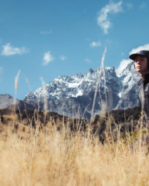 Wu Duke Instagram - 登爬 Tasman Glacier「塔斯曼冰川」在登山口整裝吃午餐時看的就是這個景色（當時真的是坐在路邊看著這片風景吃便當！有夠奢侈！）。
便當才吞沒兩口就按耐不住開始到處跑來跑去（暖身）真的迫不期待想趕快上山，我真的是標準的山系人⛰️

#NewZealand #newzealandwithme #purenewzealand #churchofgoodshepherd #landscapephotography