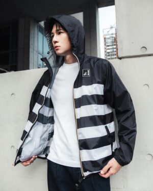 Wu Duke Instagram - agnès b. 與法國機能服飾品牌K-WAY推出聯名防水風衣，很經典的航海風條紋設計，兼顧機能與時尚，晴天雨天都可以！這單品真的很讚，看我穿的時候也沒下雨，照樣有型！

@agnesb_officiel 
#agnesb #agnesb_tw
#agnesb_officiel