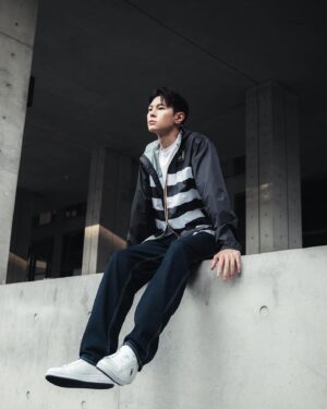 Wu Duke Instagram - agnès b. 與法國機能服飾品牌K-WAY推出聯名防水風衣，很經典的航海風條紋設計，兼顧機能與時尚，晴天雨天都可以！這單品真的很讚，看我穿的時候也沒下雨，照樣有型！

@agnesb_officiel 
#agnesb #agnesb_tw
#agnesb_officiel