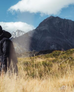 Wu Duke Instagram - 登爬 Tasman Glacier「塔斯曼冰川」在登山口整裝吃午餐時看的就是這個景色（當時真的是坐在路邊看著這片風景吃便當！有夠奢侈！）。
便當才吞沒兩口就按耐不住開始到處跑來跑去（暖身）真的迫不期待想趕快上山，我真的是標準的山系人⛰️

#NewZealand #newzealandwithme #purenewzealand #churchofgoodshepherd #landscapephotography