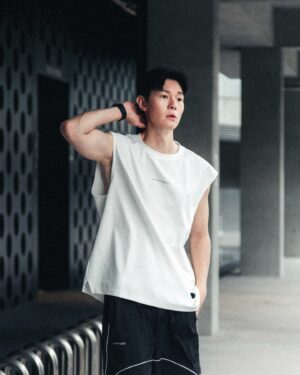 Wu Duke Instagram - 睡不著的深夜限定～
.
.
.
.
.
.
.
.
.
.
.
（放心絕對沒有你想要的那種照片）
為了去補辦護照！今天起了一個超級大早☀️⋯到了中午把所有代辦事項全都搞定之後，立馬返家睡午覺，然後醒來已經天黑了🌙～現在精神還很好🫠在線求解怎麼辦⋯

👕🩳 @ilusportswear