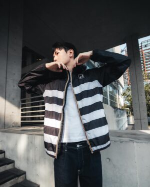 Wu Duke Instagram - agnès b. 與法國機能服飾品牌K-WAY推出聯名防水風衣，很經典的航海風條紋設計，兼顧機能與時尚，晴天雨天都可以！這單品真的很讚，看我穿的時候也沒下雨，照樣有型！

@agnesb_officiel 
#agnesb #agnesb_tw
#agnesb_officiel
