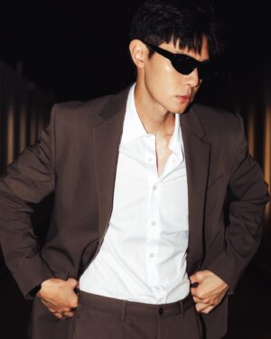 Wu Duke Instagram - 夏天的太陽太刺眼☀️🕶️

@klassiceyewear