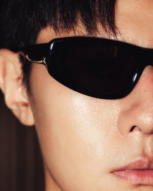 Wu Duke Instagram - 夏天的太陽太刺眼☀️🕶️

@klassiceyewear