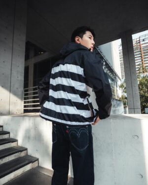 Wu Duke Instagram - agnès b. 與法國機能服飾品牌K-WAY推出聯名防水風衣，很經典的航海風條紋設計，兼顧機能與時尚，晴天雨天都可以！這單品真的很讚，看我穿的時候也沒下雨，照樣有型！

@agnesb_officiel 
#agnesb #agnesb_tw
#agnesb_officiel
