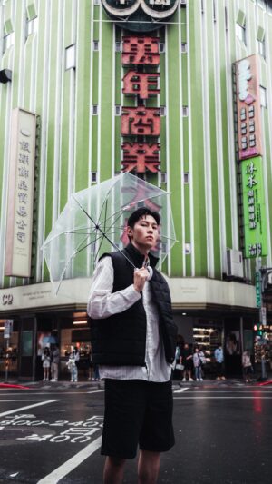 Wu Duke Instagram - Wednesday💧✋🏻🌂

🧥👖
背心、褲子 @rootstaiwan