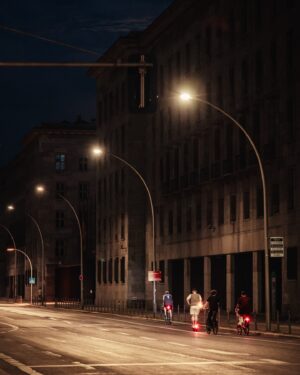 Wu Duke Instagram - 柏林的夜晚  Berlin night
一直想去搜集一些關於柏林夜晚的顏色。

不知道為什麼柏林很直接的給了我一個抑鬱，但又重新燃起火苗微微一笑的那種光亮，城市井然有序，但又在各處尋得見歷史複雜的痕跡，不衝突！反倒讓我覺得非常的和諧。

我覺得柏林的夜晚是藍色、橘棕色火焰跟希望編織出來的。