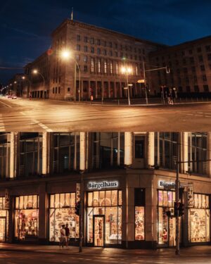 Wu Duke Instagram - 柏林的夜晚  Berlin night
一直想去搜集一些關於柏林夜晚的顏色。

不知道為什麼柏林很直接的給了我一個抑鬱，但又重新燃起火苗微微一笑的那種光亮，城市井然有序，但又在各處尋得見歷史複雜的痕跡，不衝突！反倒讓我覺得非常的和諧。

我覺得柏林的夜晚是藍色、橘棕色火焰跟希望編織出來的。