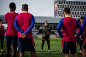 Xavi Hernández Instagram - Estimats culers, diumenge acabarà la meva etapa a la banqueta del Barça. Mai és fàcil marxar del club de la teva vida, però ho faig molt orgullós, després de dos anys i mig al capdavant d’un vestidor que ha estat com una segona familia. 
Vull agrair el suport i el carinyo de l’afició, que sempre ha estat al meu costat i m’ha demostrat en tot moment la mateixa estima que en la meva etapa de futbolista. A partir de diumenge seré un culer més a la grada, ja sigui ara a l’Estadi Olímpic o en uns mesos al Nou Camp Nou. Perquè abans que jugador o entrenador sóc barcelonista i només vull el millor pel club de la meva vida, que sempre em tindrà a la seva disposició. 
He treballat amb un grup de jugadors fantàstics i amb un staff espectacular. Gràcies a tots ells hem anat assolint els objectius plantejats, culminats el curs passat amb una Lliga i una Supercopa. Aquesta temporada les coses no han sortit com voliem, però ens hem deixat la pell i hem ajudat a crèixer a una nova generació de joves futbolistes de La Masia que ens il·lusionen a tots els barcelonistes.
Moltes gràcies a tots. A l’afició, als jugadors, a l’ staff, als empleats del club, al President, a la Junta Directiva, als directors esportius, als mitjans de comunicació i a tots amb els que he compartit viatge al llarg d’aquestes dues temporades i mitja.
Desitjo el millor al club que porto al cor.
Visca el Barça