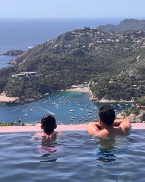 Xavi Hernández Instagram - Bones vacances! ⛱️☀️😎 #happyholidays #felicesvacaciones #summer #familytime #familygoals @nuriacunillera81