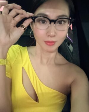 Xenia Chong Instagram - 💛🫶🏻❤️
不論入場想睇狼人定死侍
睇完你一定會感受到非常澎湃嘅驚喜
一次又一次同步嘅嘩嘩聲～wow wow聲
喺戲院入面此起彼落yeah🥳好正好歡樂
個氣氛真係好耐冇喺戲院入面感受過🫶🏻
看完後有飽吃一頓嘅感覺好滿足🥰
#deadpoolandwolverine 
#xeniachong 
#hkig #hkactor
#followme #莊韻澄 
#loveisintheair
