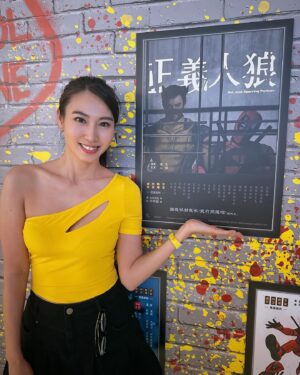 Xenia Chong Instagram - 💛🫶🏻❤️
不論入場想睇狼人定死侍
睇完你一定會感受到非常澎湃嘅驚喜
一次又一次同步嘅嘩嘩聲～wow wow聲
喺戲院入面此起彼落yeah🥳好正好歡樂
個氣氛真係好耐冇喺戲院入面感受過🫶🏻
看完後有飽吃一頓嘅感覺好滿足🥰
#deadpoolandwolverine 
#xeniachong 
#hkig #hkactor
#followme #莊韻澄 
#loveisintheair